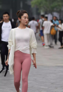 若白毛衣配粉红色瑜珈，环保运动将不会停止