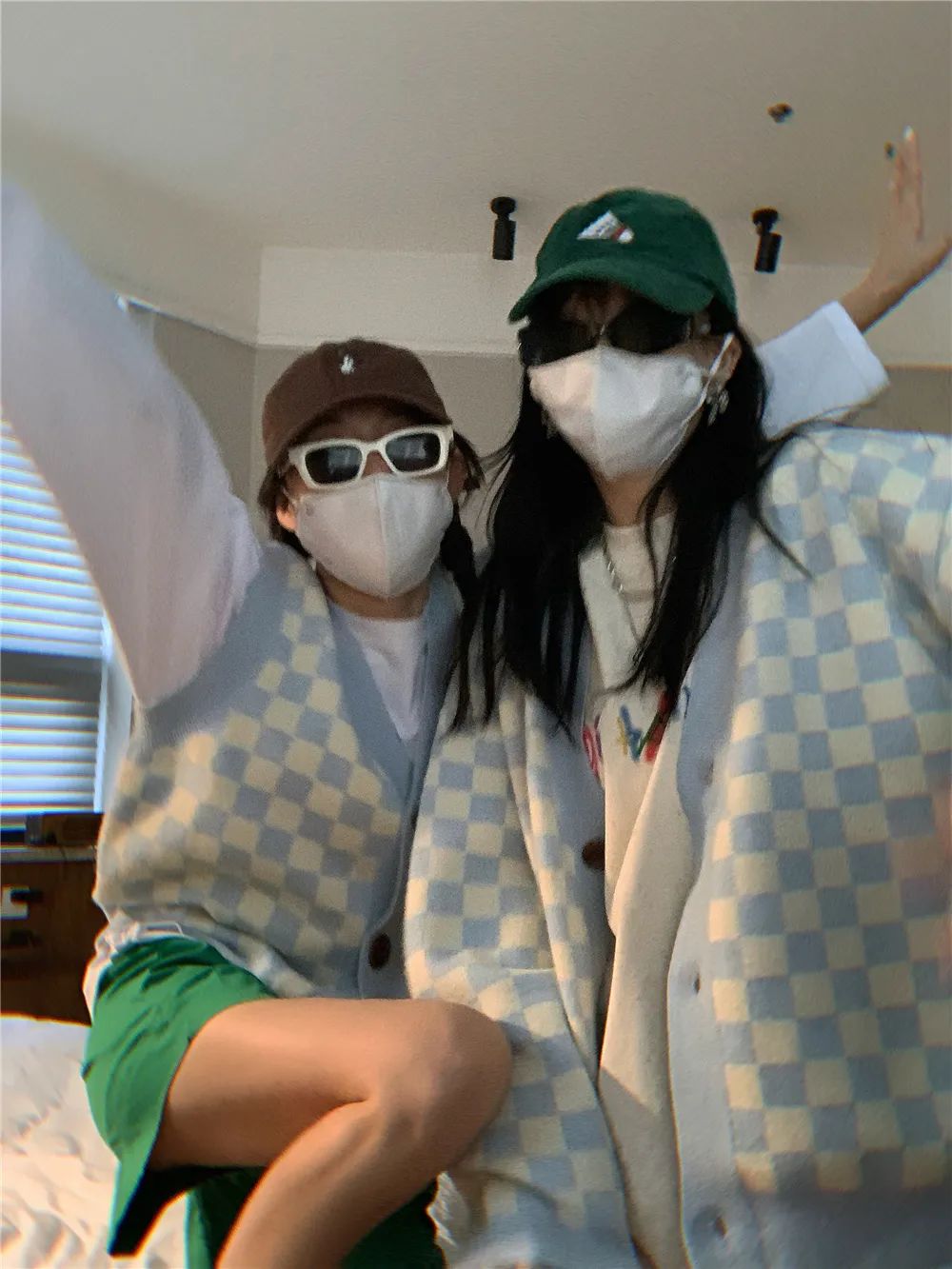 针织衫+短裙,衬衫+直筒裤,假期出游这么穿太美了