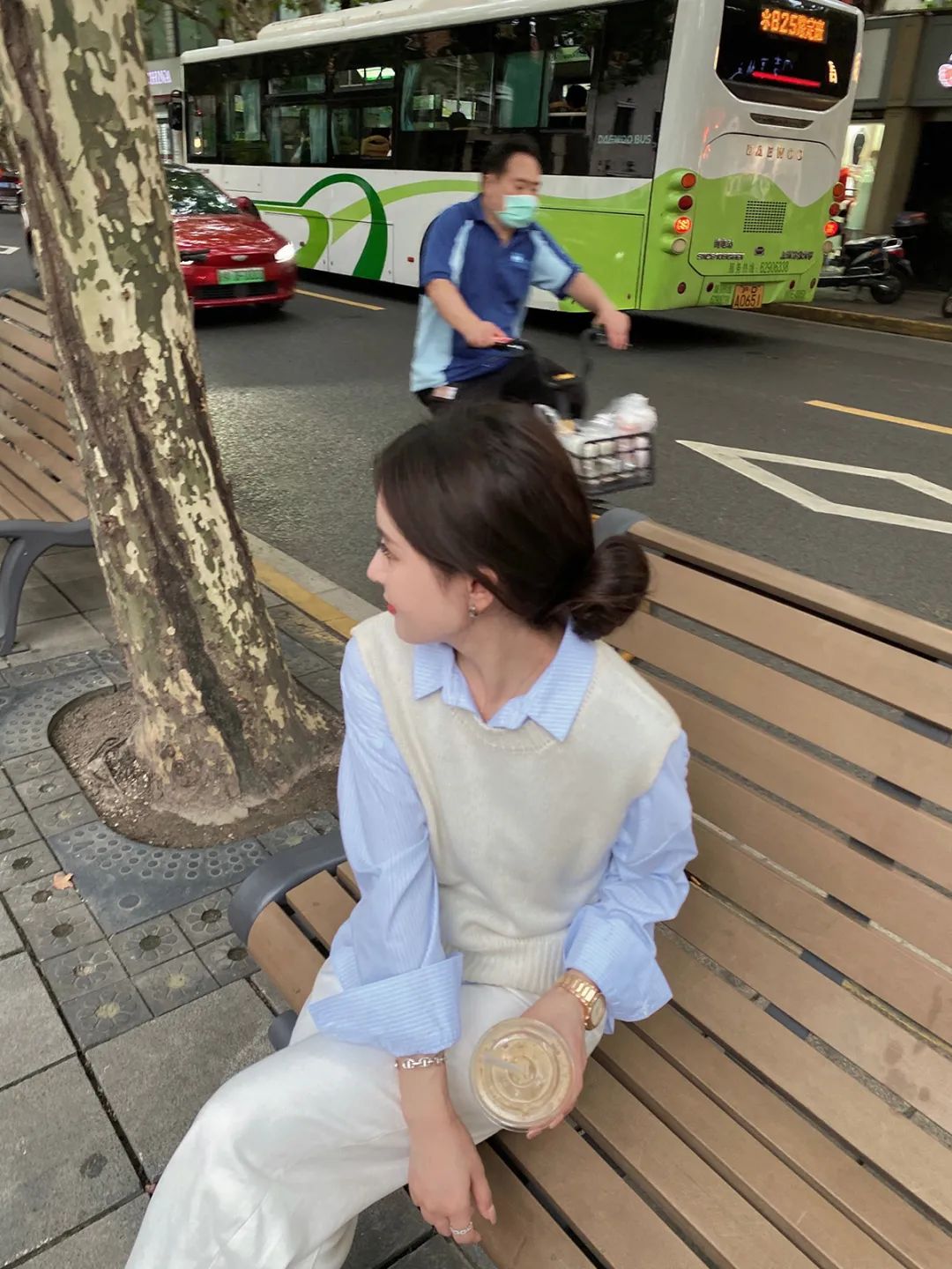 针织衫+短裙,衬衫+直筒裤,假期出游这么穿太美了