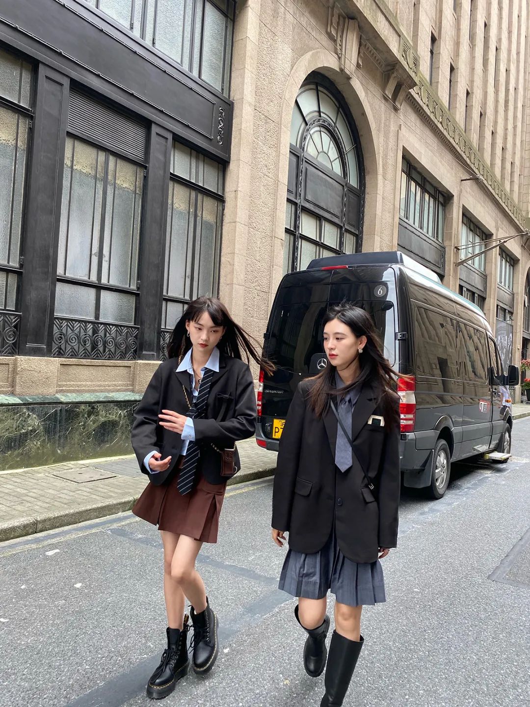 针织衫+短裙,衬衫+直筒裤,假期出游这么穿太美了