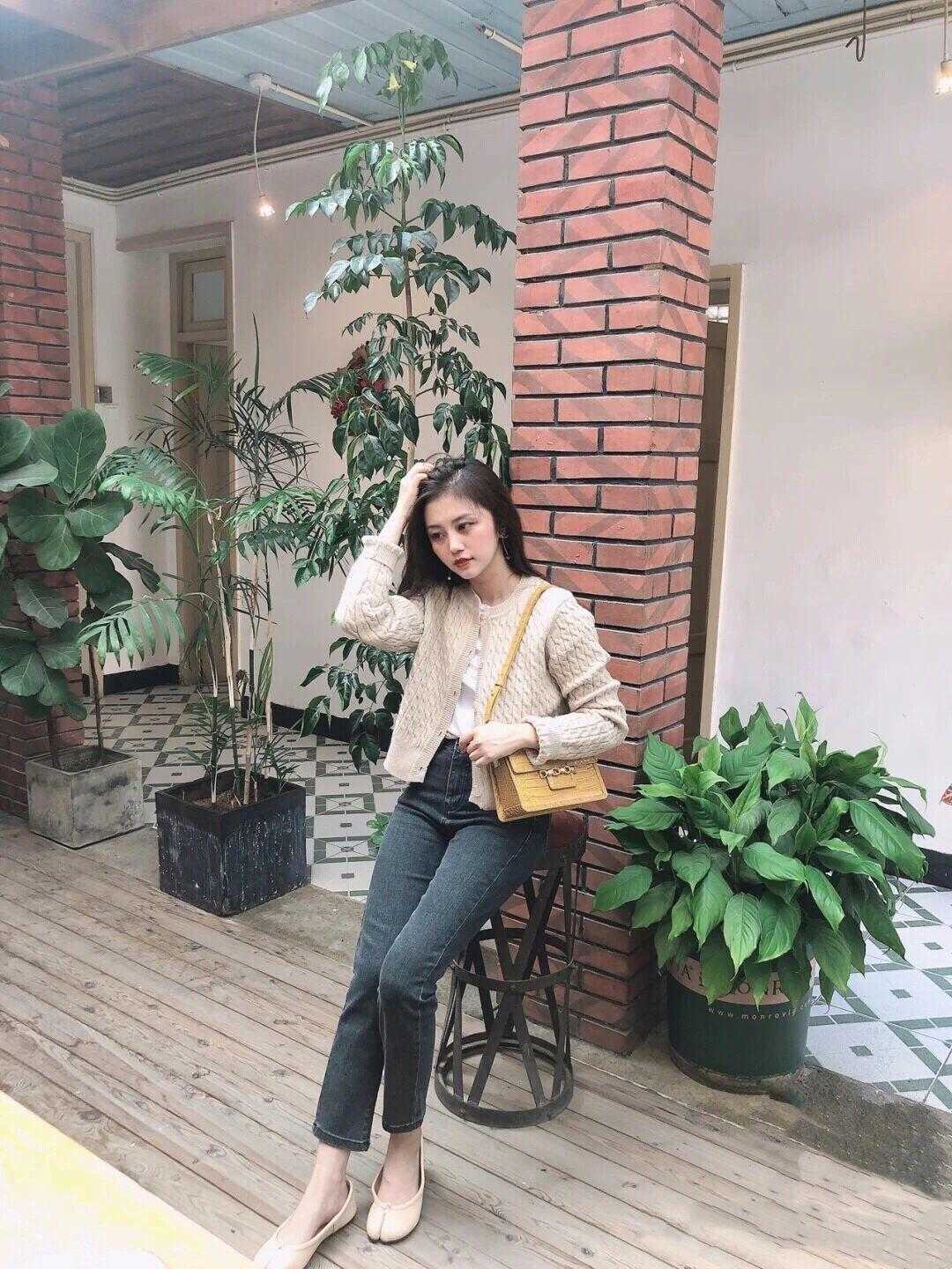 秋天穿搭温度与风度并存,毛衣开衫搭配九分裤保暖舒适,漂亮大气