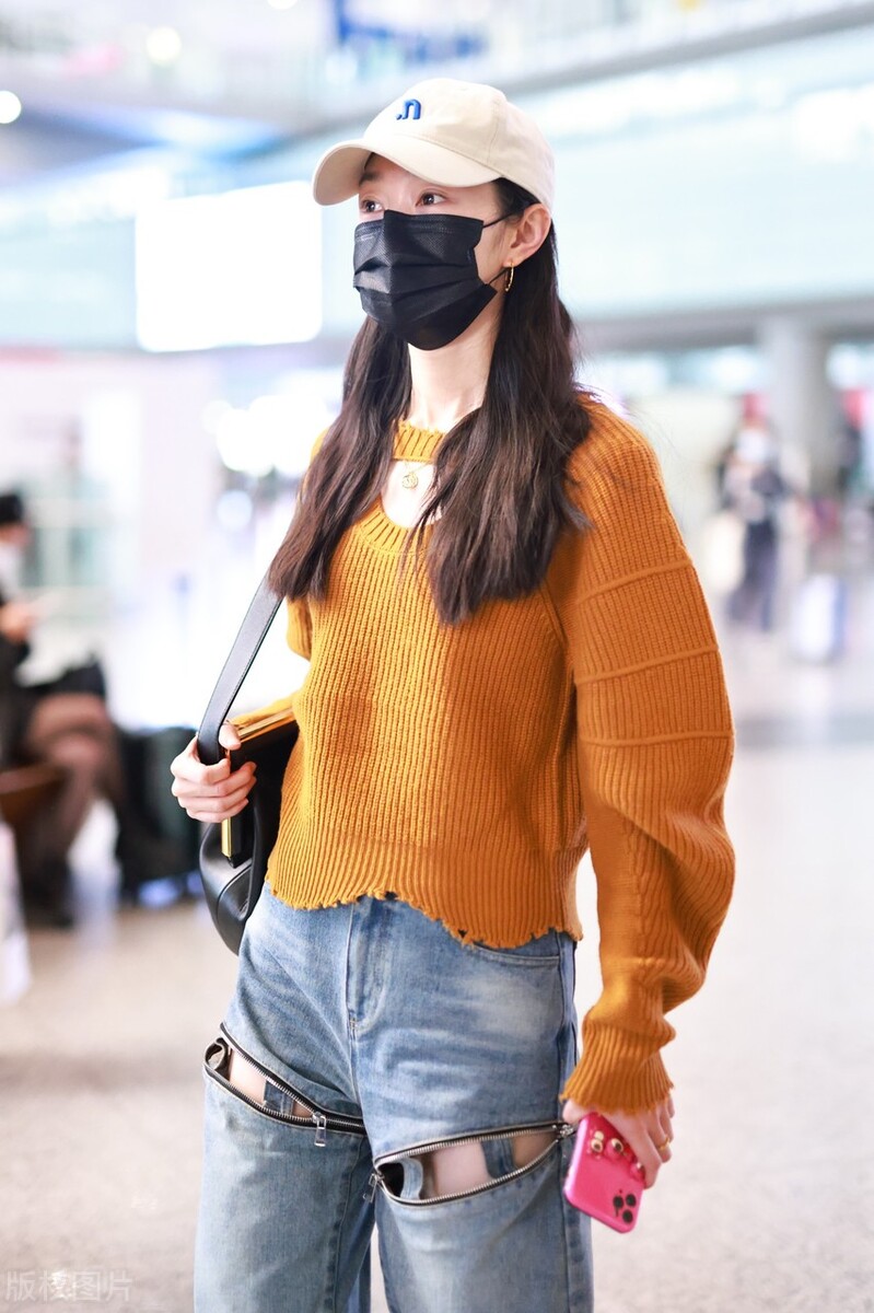 31岁宋轶美出少女范,棕色毛衣很有氛围感,牛仔裤“挖空”太时髦
