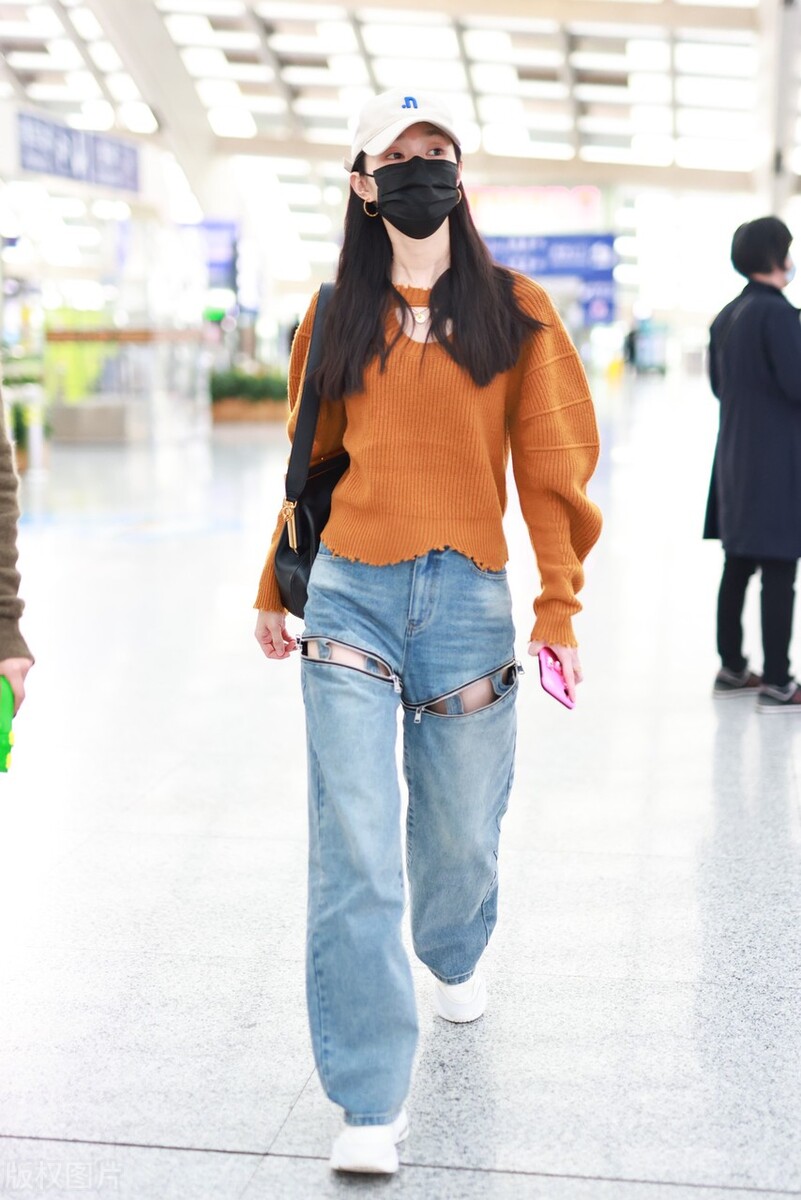31岁宋轶美出少女范,棕色毛衣很有氛围感,牛仔裤“挖空”太时髦