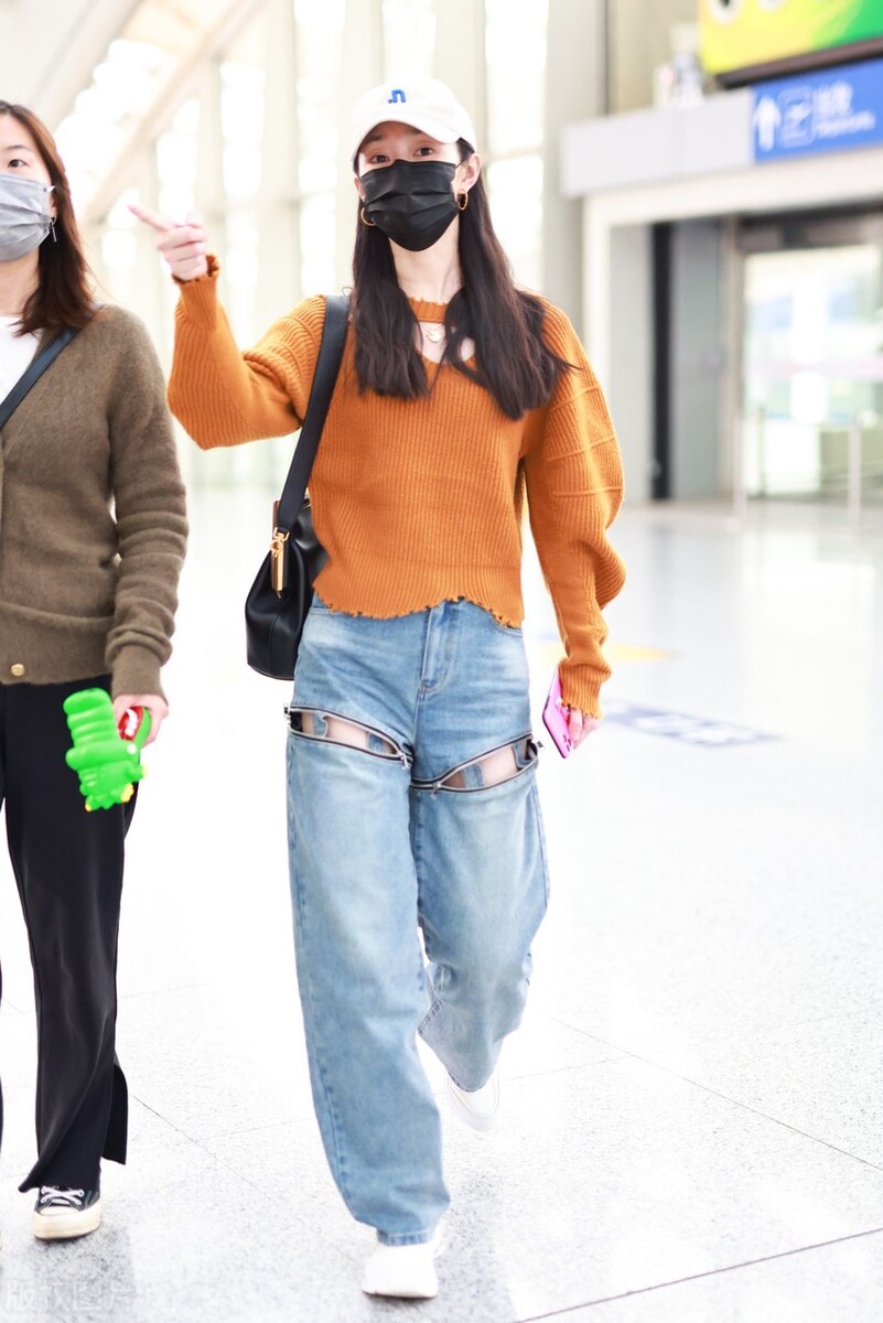 31岁宋轶美出少女范,棕色毛衣很有氛围感,牛仔裤“挖空”太时髦