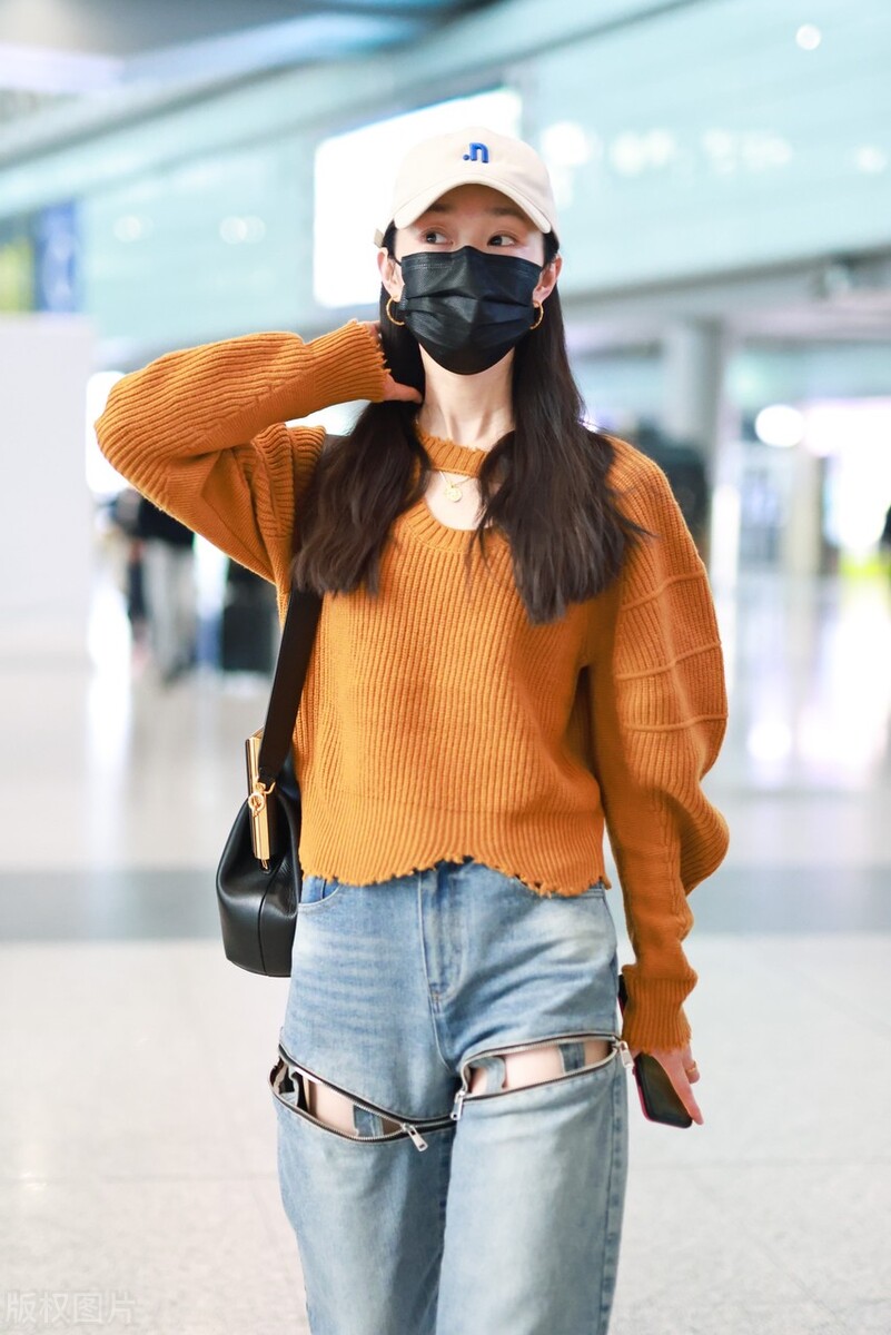 31岁宋轶美出少女范,棕色毛衣很有氛围感,牛仔裤“挖空”太时髦