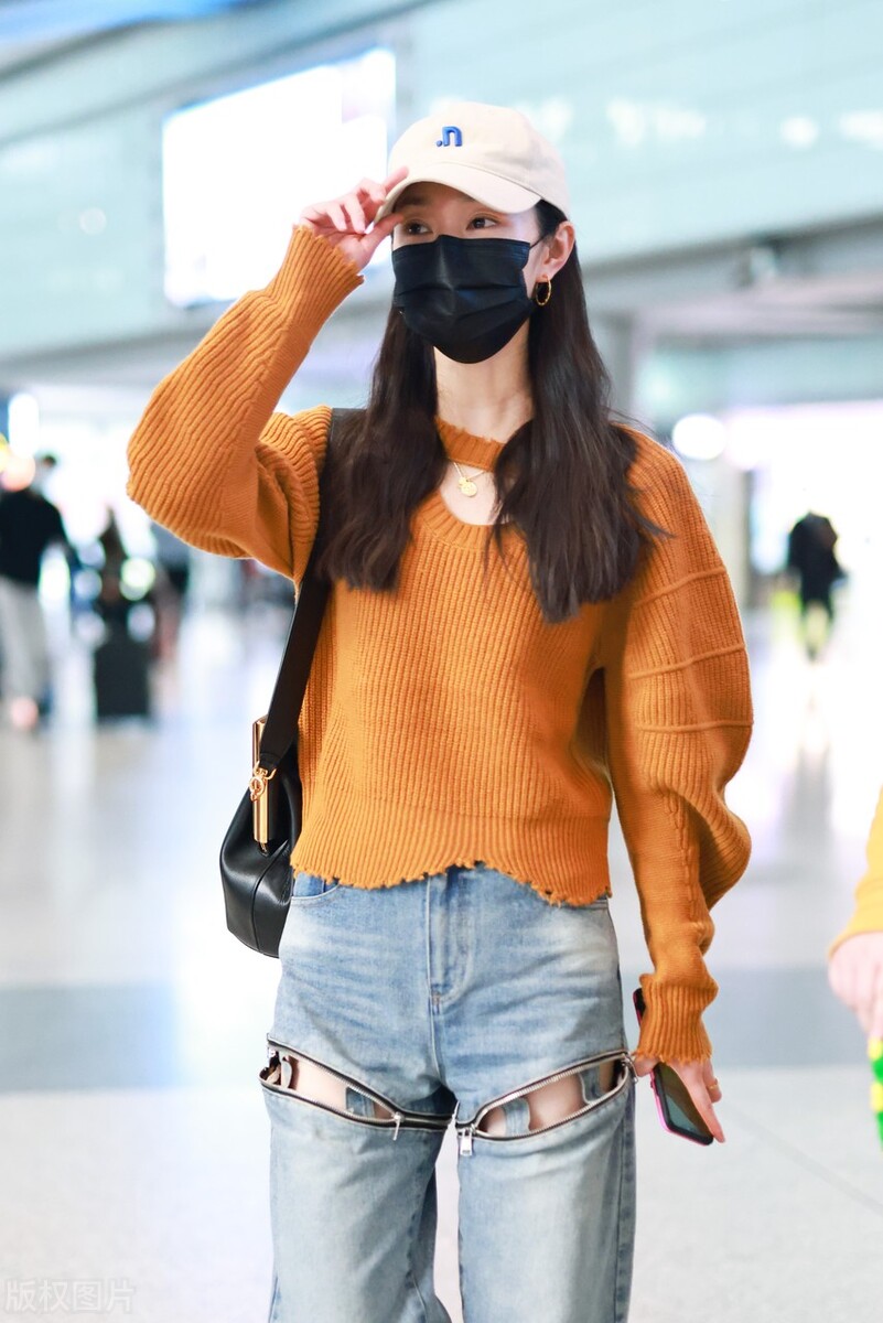31岁宋轶美出少女范,棕色毛衣很有氛围感,牛仔裤“挖空”太时髦