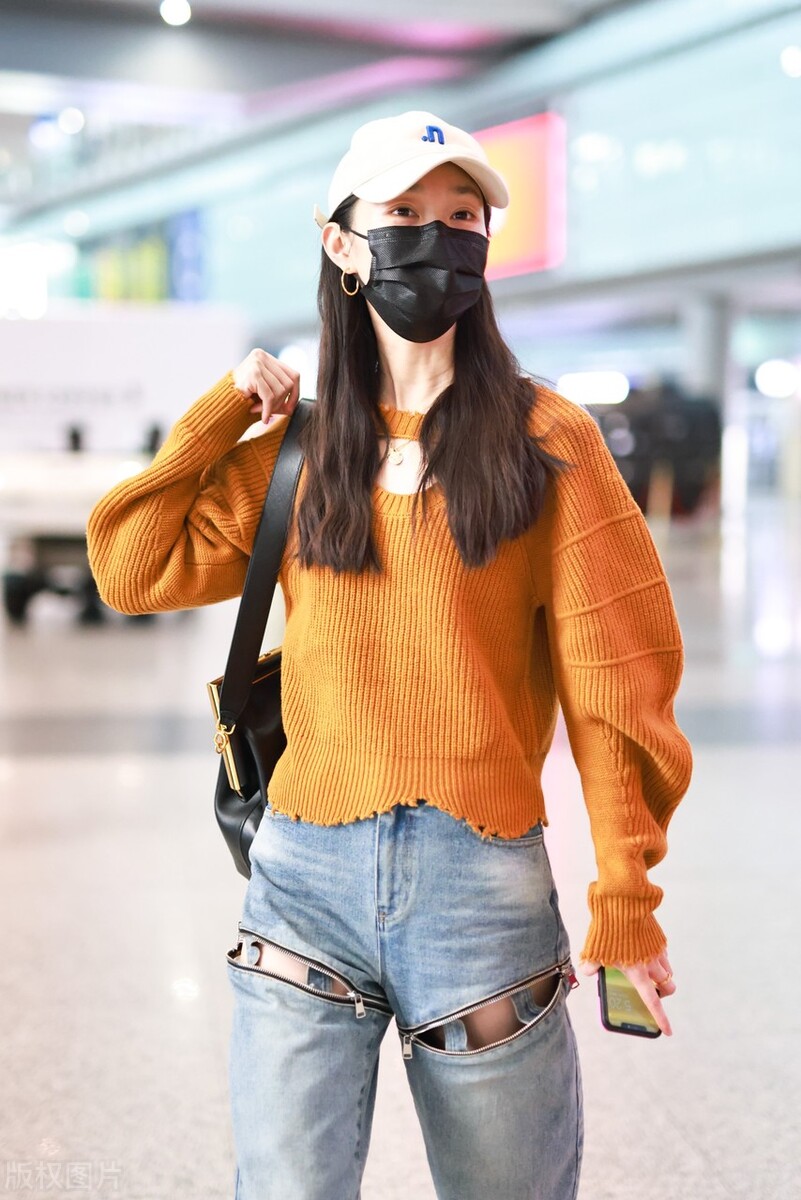 31岁宋轶美出少女范,棕色毛衣很有氛围感,牛仔裤“挖空”太时髦
