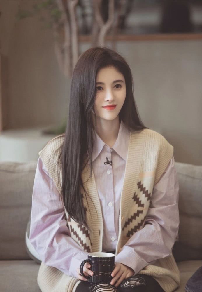 鞠婧祎穿搭为何从不翻车?看了她的毛衣穿搭后就明白了