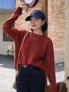 维杰色纺：针织毛衣怎么选？简约红色圆领针织毛衣+修身牛仔裤，显白