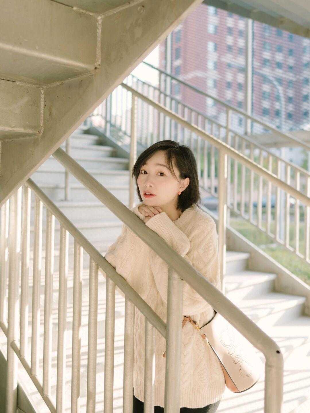 秋冬的正确打开方式,怎么能少了毛衣,搭配上半身裙,温柔又优雅