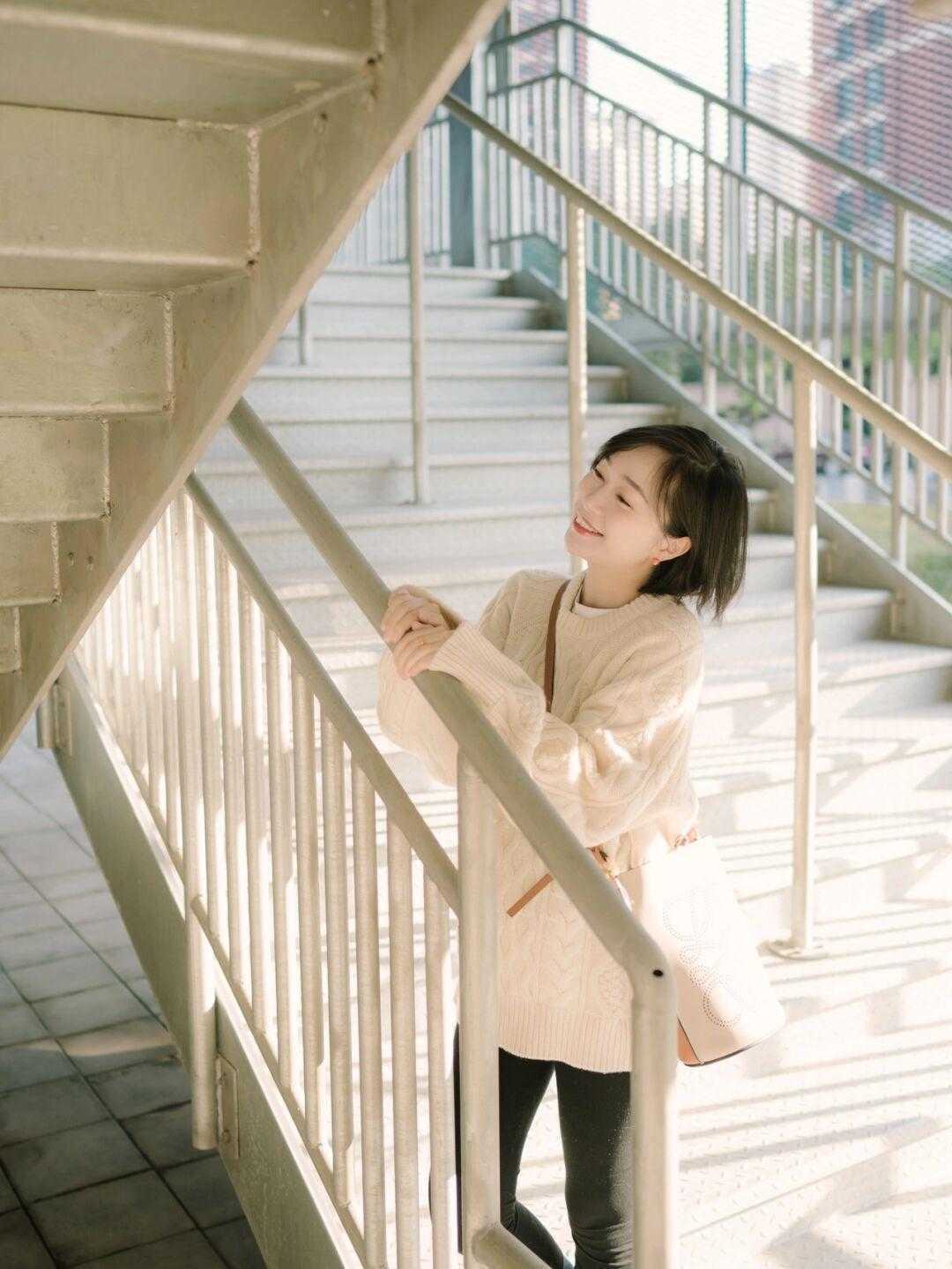 秋冬的正确打开方式,怎么能少了毛衣,搭配上半身裙,温柔又优雅