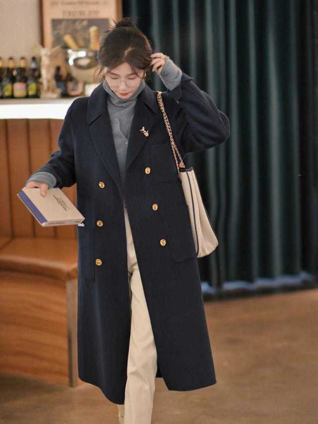 秋冬季,黑色针织毛衣搭配牛仔裤简约洋气,适合普通女生,超好看