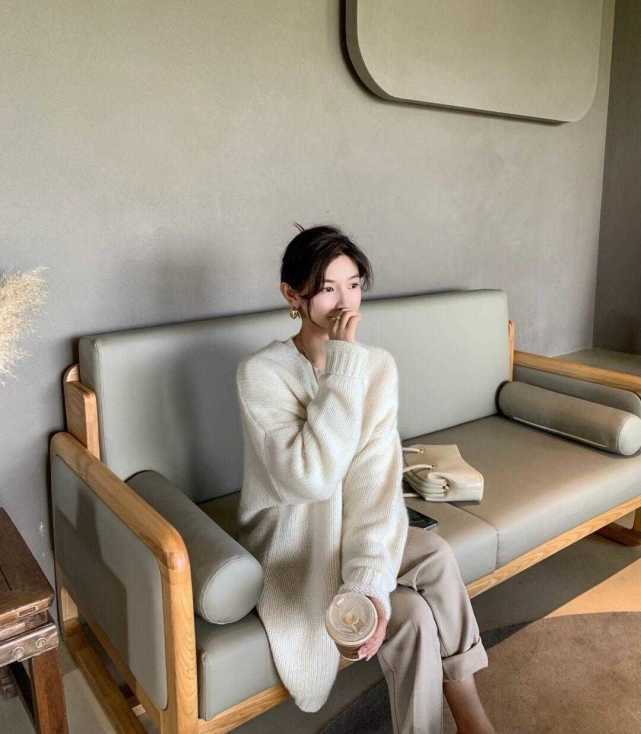 秋冬季,黑色针织毛衣搭配牛仔裤简约洋气,适合普通女生,超好看