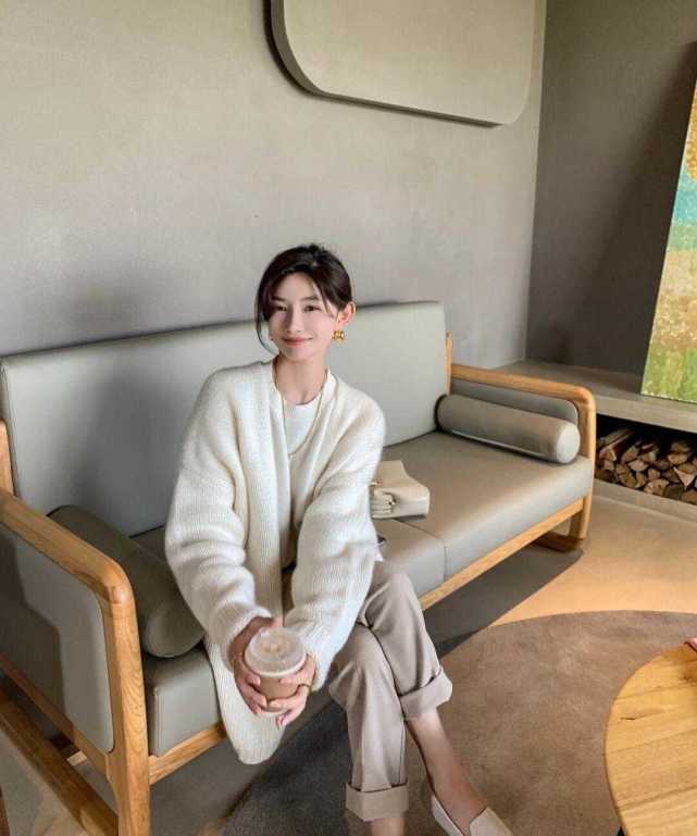秋冬季,黑色针织毛衣搭配牛仔裤简约洋气,适合普通女生,超好看