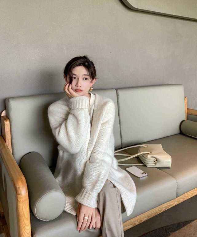 秋冬季,黑色针织毛衣搭配牛仔裤简约洋气,适合普通女生,超好看