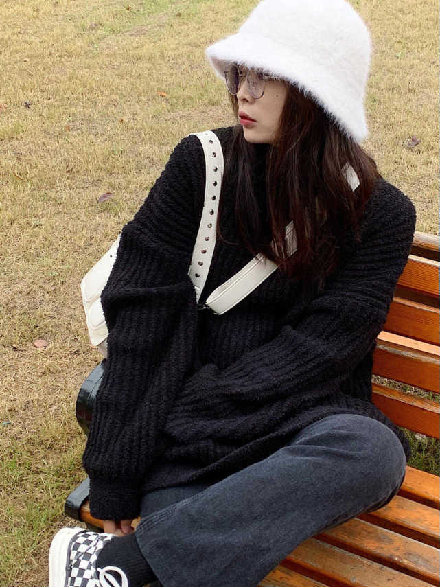 秋冬季,黑色针织毛衣搭配牛仔裤简约洋气,适合普通女生,超好看