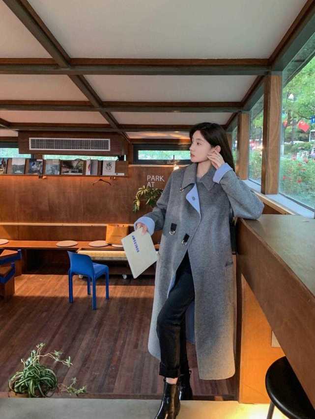 秋冬季,黑色针织毛衣搭配牛仔裤简约洋气,适合普通女生,超好看