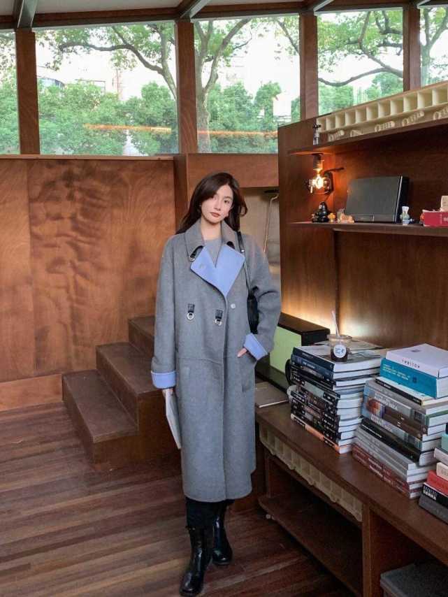 秋冬季,黑色针织毛衣搭配牛仔裤简约洋气,适合普通女生,超好看
