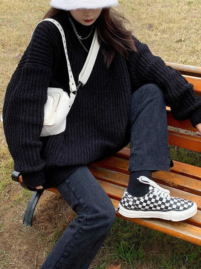 秋冬季,黑色针织毛衣搭配牛仔裤简约洋气,适合普通女生,超好看