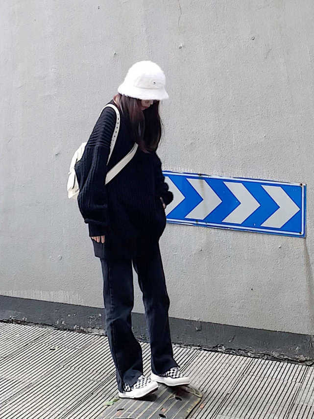 秋冬季,黑色针织毛衣搭配牛仔裤简约洋气,适合普通女生,超好看