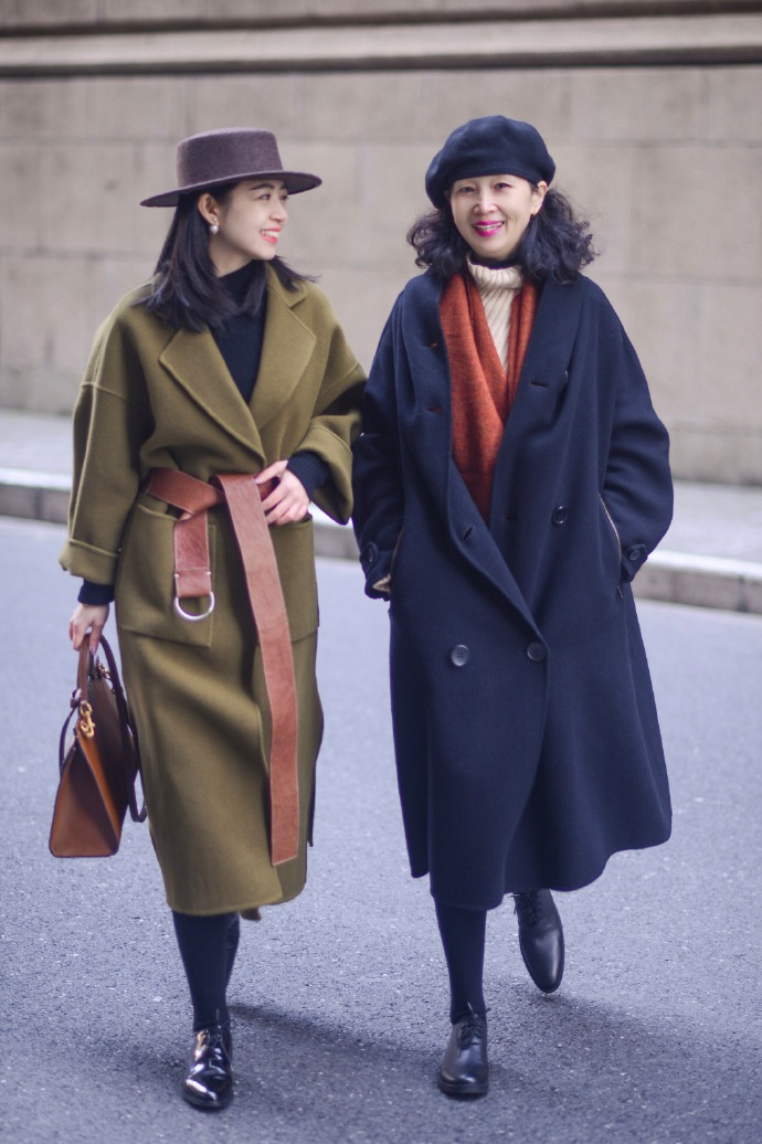 60岁妈妈比女儿会穿,秋天“大衣+毛衣”,越老越洋气优雅