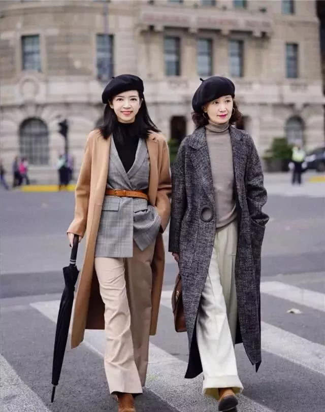 60岁妈妈比女儿会穿,秋天“大衣+毛衣”,越老越洋气优雅
