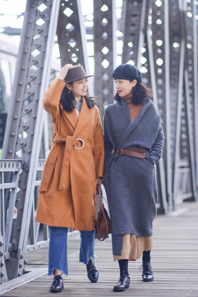 60岁妈妈比女儿会穿,秋天“大衣+毛衣”,越老越洋气优雅