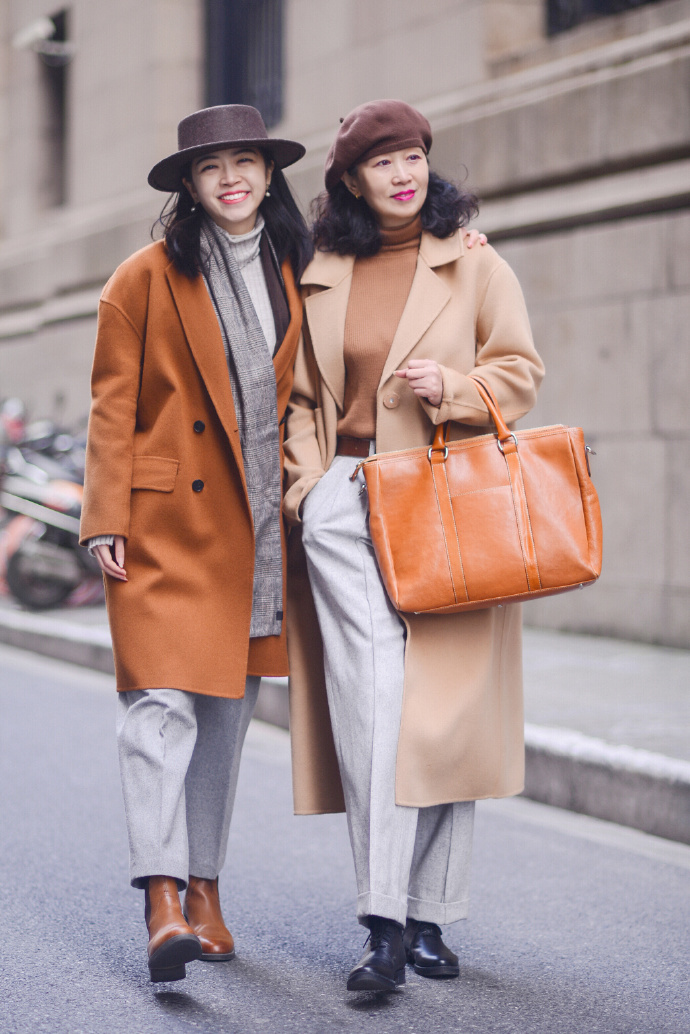 60岁妈妈比女儿会穿,秋天“大衣+毛衣”,越老越洋气优雅