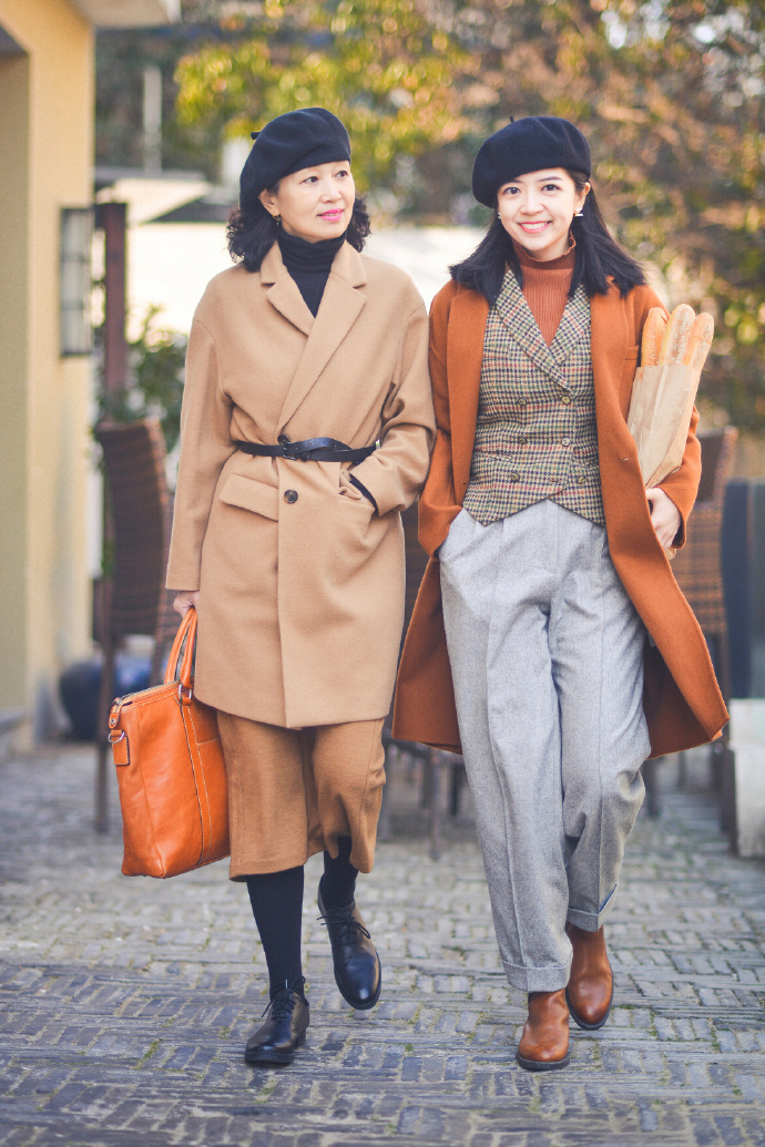 60岁妈妈比女儿会穿,秋天“大衣+毛衣”,越老越洋气优雅