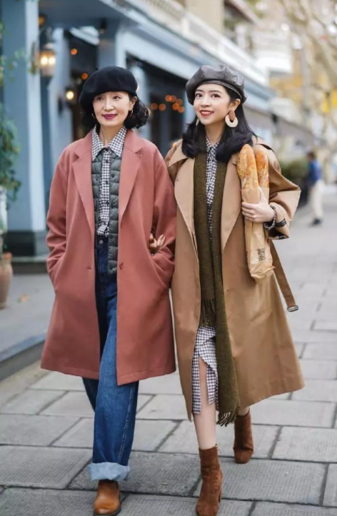 60岁妈妈比女儿会穿,秋天“大衣+毛衣”,越老越洋气优雅