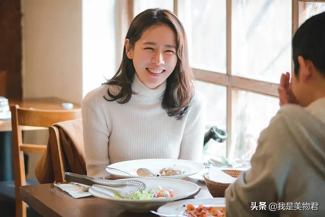 你穿白毛衣的样子,一定收到过许多封情书吧